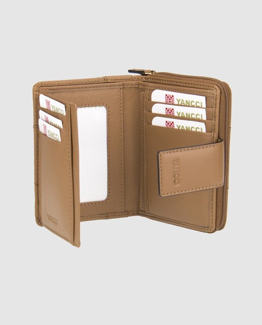 Cartera mediana de mujer en piel de color marrón con broche
