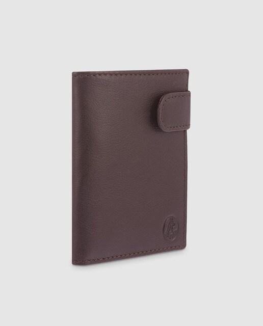 Cartera vertical de hombre en piel de color marrón con monedero y cierre de broche