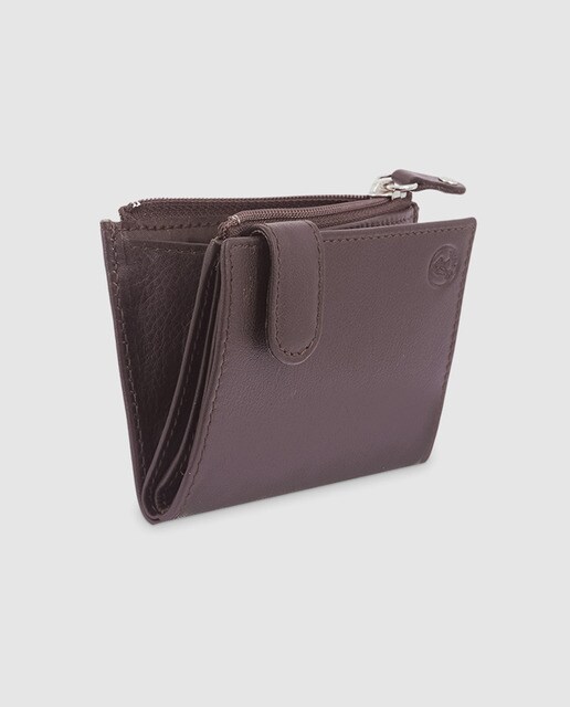 Cartera vertical de hombre en piel de color marrón con monedero y cierre de broche