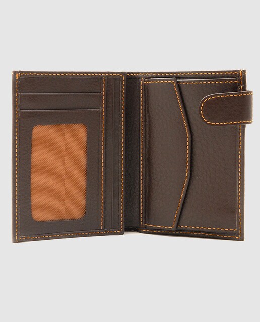 Cartera vertical de hombre en piel de color marrón con broche y monedero