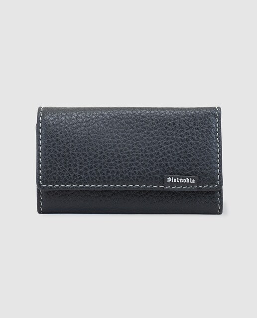 Llavero de hombre en piel de color negro con solapa