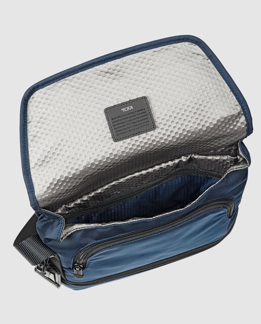 Bandolera de hombre en tela de color azul con solapa