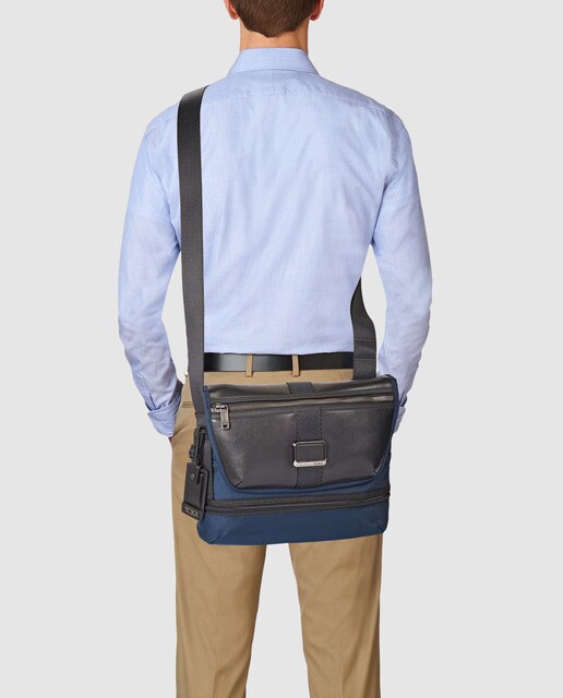 Bandolera de hombre en tela de color azul con solapa