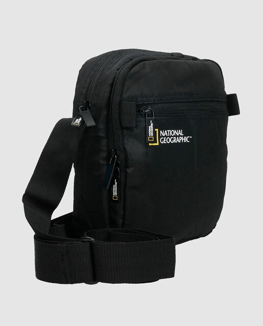 Bandolera de hombre en color negro con dos cremalleras