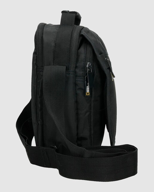 Bandolera de hombre en color negro con cremallera y solapa