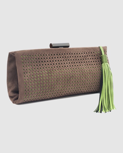 Cartera de mano de fiesta Volum en topo con colgante de borla