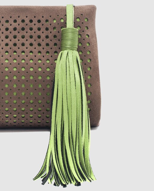 Cartera de mano de fiesta Volum en topo con colgante de borla