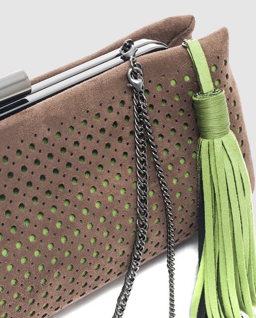 Cartera de mano de fiesta Volum en topo con colgante de borla