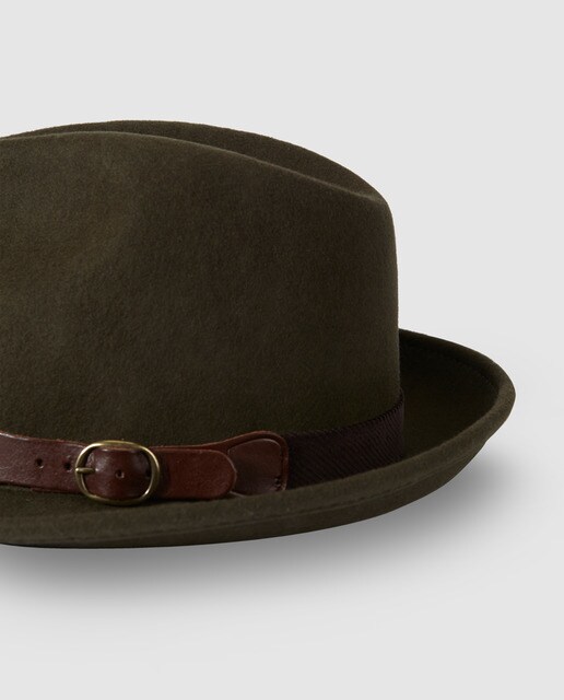 Sombrero de lana en verde con hebilla