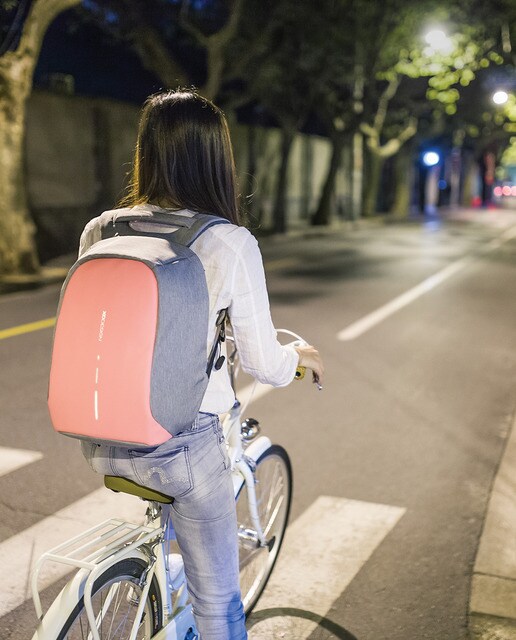 Mochila para el portátil antirrobo de mujer XD Design Bobby Compact en rosa combinada con gris