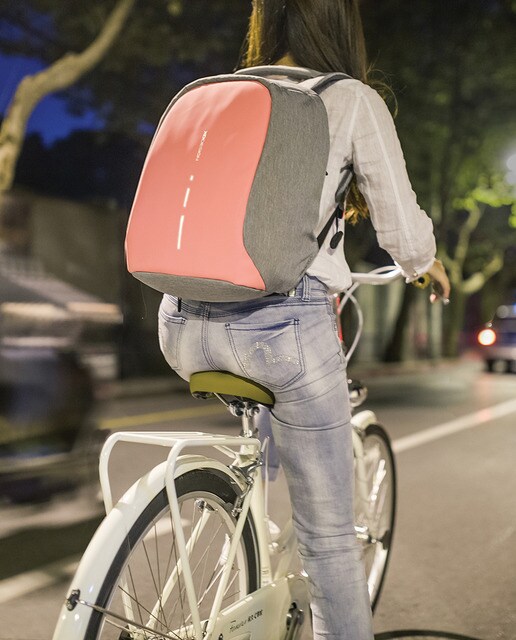 Mochila para el portátil antirrobo de mujer XD Design Bobby Compact en rosa combinada con gris