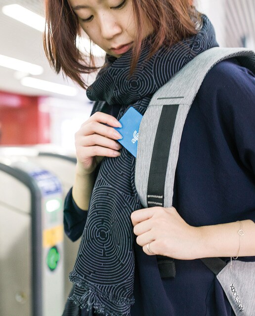Mochila para el portátil antirrobo de mujer XD Design Bobby Compact en rosa combinada con gris