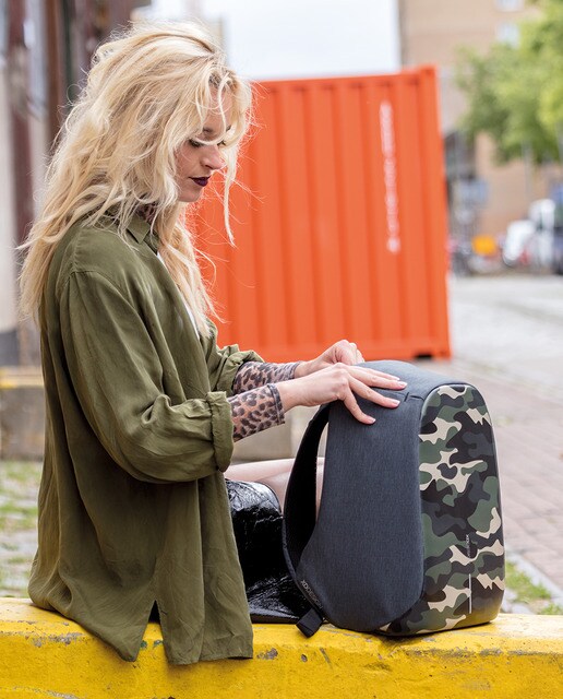 Mochila para el portátil antirrobo unisex XD Design Bobby Compact con estampado de camuflaje verde