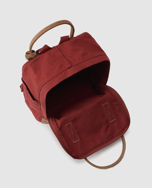 Mochila unisex Fjällräven Kanken No.2 Mini de vinilo impermeable en rojo con detalles a contraste