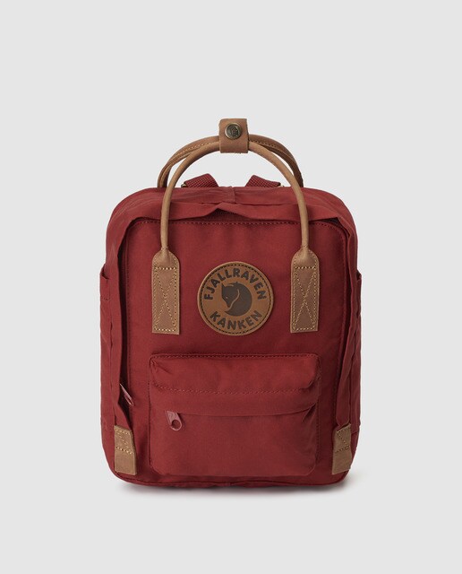 Mochila unisex Fjällräven Kanken No.2 Mini de vinilo impermeable en rojo con detalles a contraste