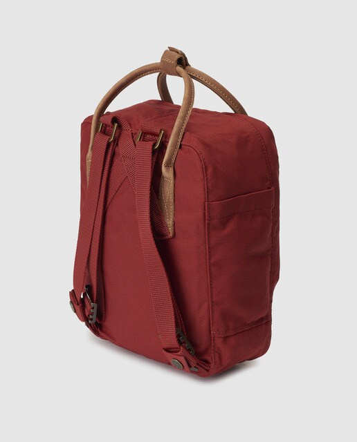 Mochila unisex Fjällräven Kanken No.2 Mini de vinilo impermeable en rojo con detalles a contraste