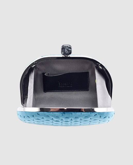 Clutch de fiesta Abbacino de terciopelo azul con boquilla