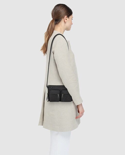 Bandolera Mandarina Duck en negro de mujer con asa larga regulable