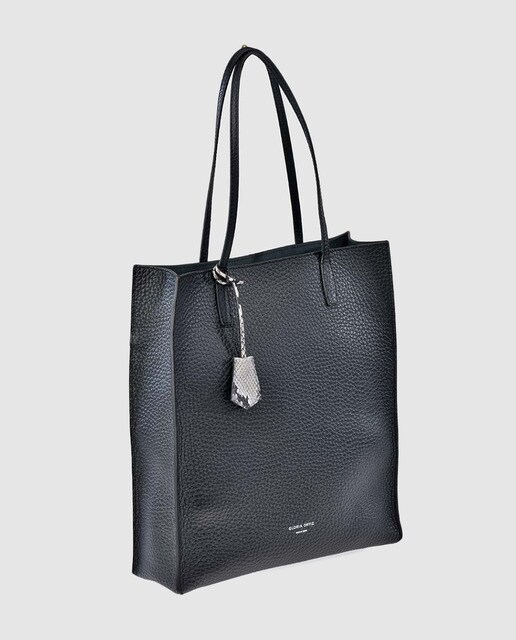 Tote Gloria Ortiz Robyn de piel granulada en negro con colgante