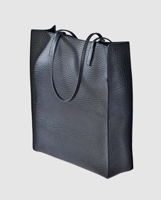 Tote Gloria Ortiz Robyn de piel granulada en negro con colgante
