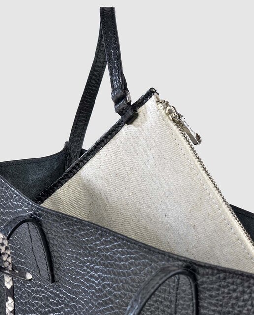 Tote Gloria Ortiz Robyn de piel granulada en negro con colgante