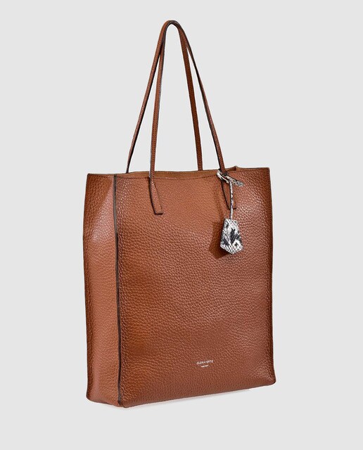Tote Gloria Ortiz Robyn de piel granulada en marrón con colgante