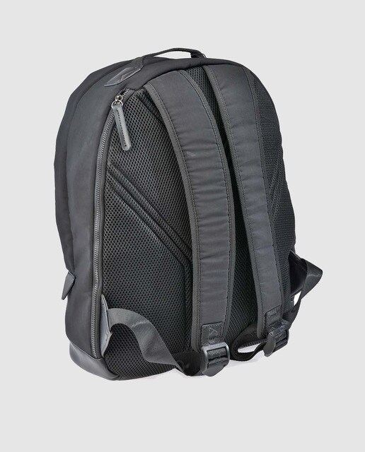 Mochila de hombre Guy Laroche en negro con cremallera