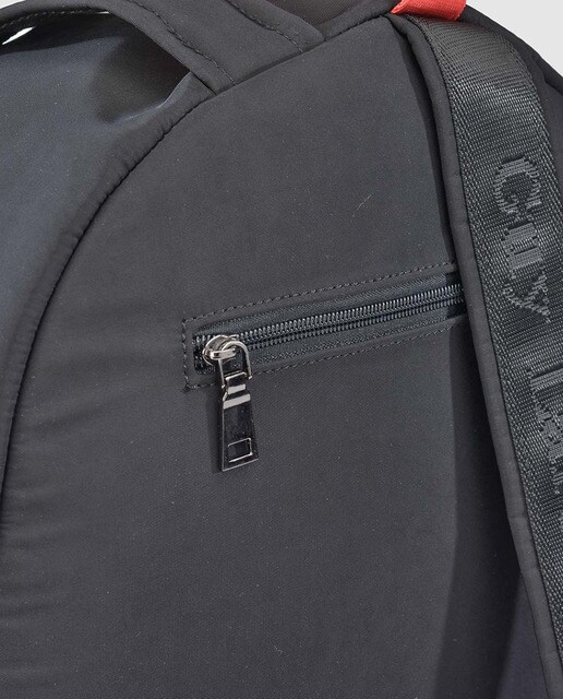 Mochila de hombre Guy Laroche en negro con cremallera y parches