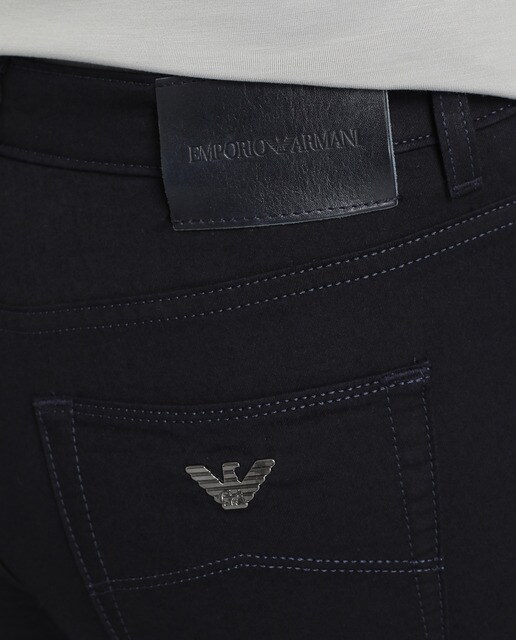 Vaquero pitillo de mujer Emporio Armani en color azul oscuro