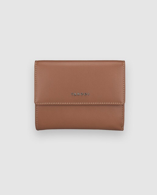Cartera de mujer Yancci de piel vacuna en marrón con aplique metálico de la marca