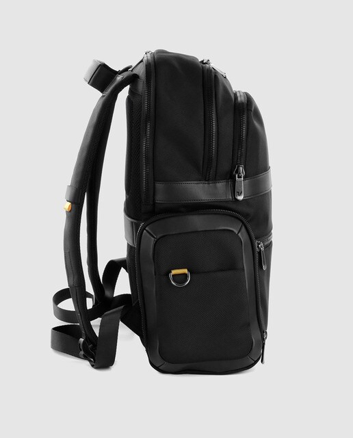 Mochila ROVER, negra, con capacidad 22 L