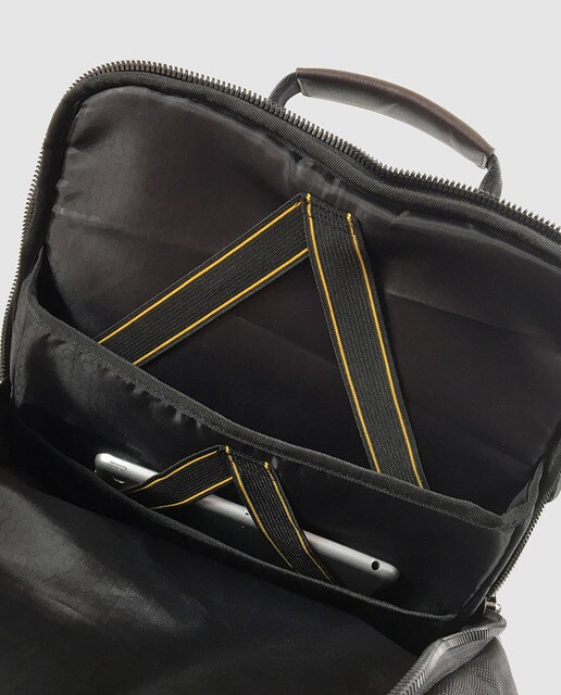 Mochila ROVER, negra, con capacidad 22 L