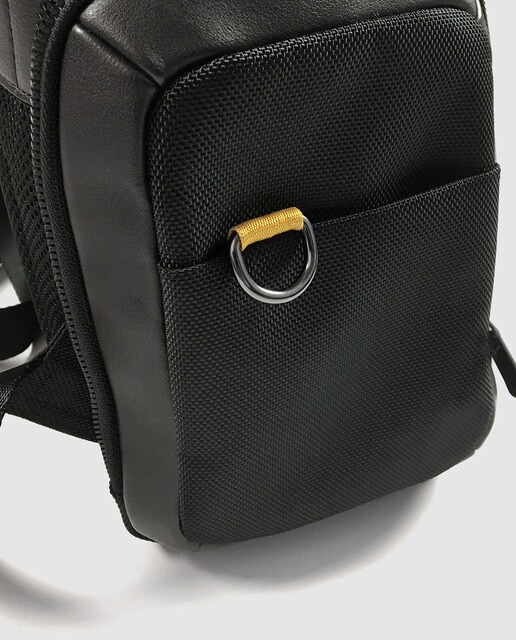 Mochila ROVER, negra, con capacidad 22 L