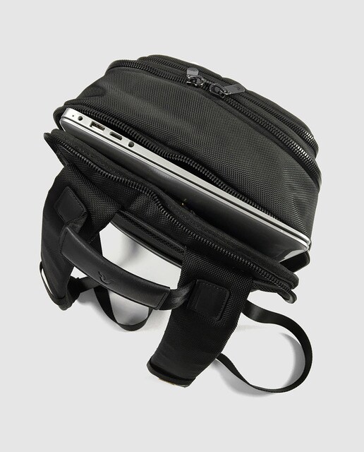 Mochila ROVER, negra, con capacidad 22 L