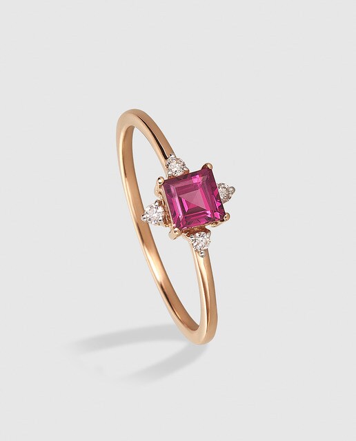 Anillo El Corte Inglés Notre Dame de oro rosa, diamantes y rodolita