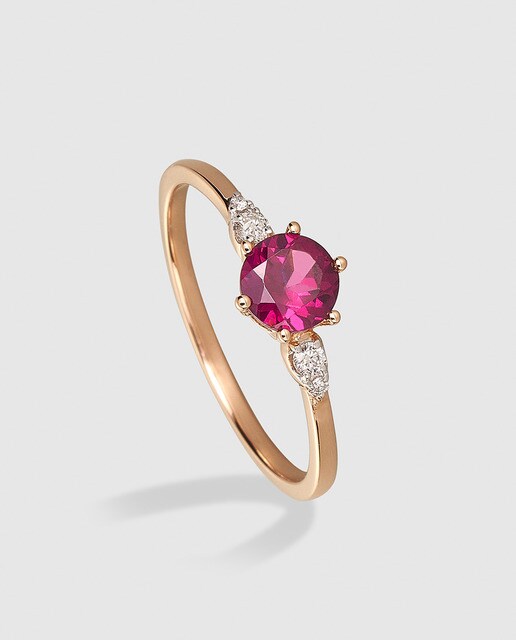 Anillo El Corte Inglés Notre Dame de oro rosa, diamantes y rodolita