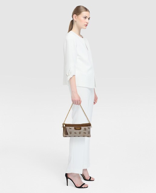 Cartera de mano mediana de piel en beige con asa de cadena extraíble