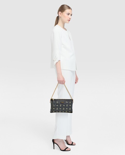 Cartera de mano grande de piel negro de mujer con bolsillo exterior. Hecho en España.