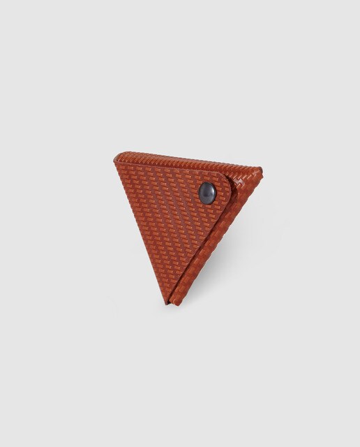Monedero triangular de hombre Alep de piel grabada marrón con clic