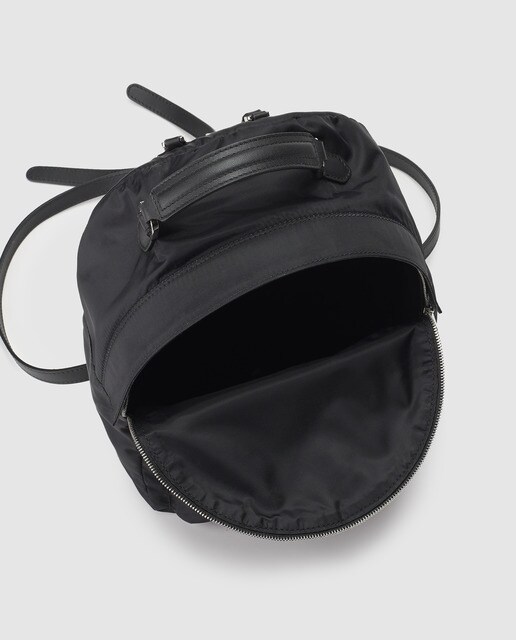 Mochila pequeña de mujer Furla Favola de piel y nylon en negro