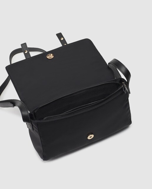 Satchel El Corte Inglés de nylon en negro con tachas en la solapa
