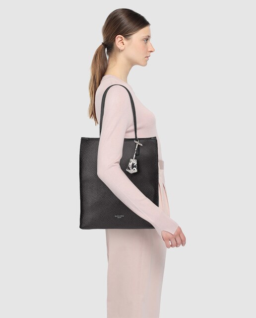 Tote Gloria Ortiz Robyn de piel granulada en negro con colgante