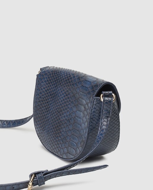 Bandolera mini de mujer El Corte Inglés en azul marino con grabado de serpiente