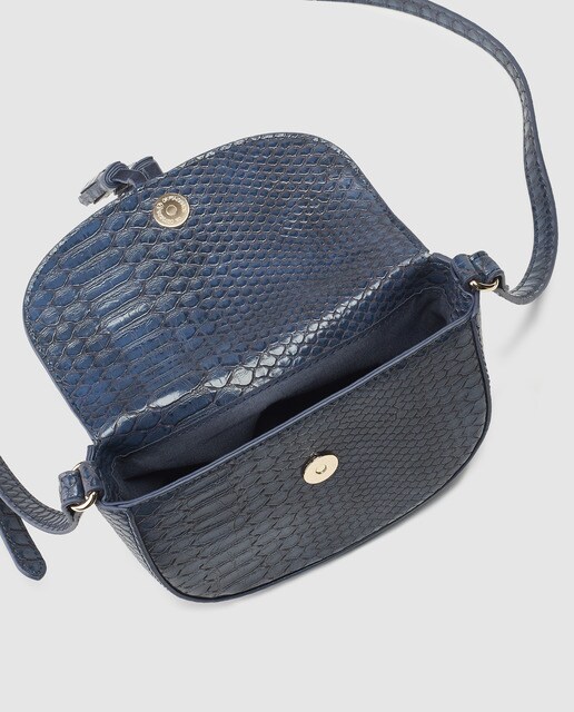 Bandolera mini de mujer El Corte Inglés en azul marino con grabado de serpiente