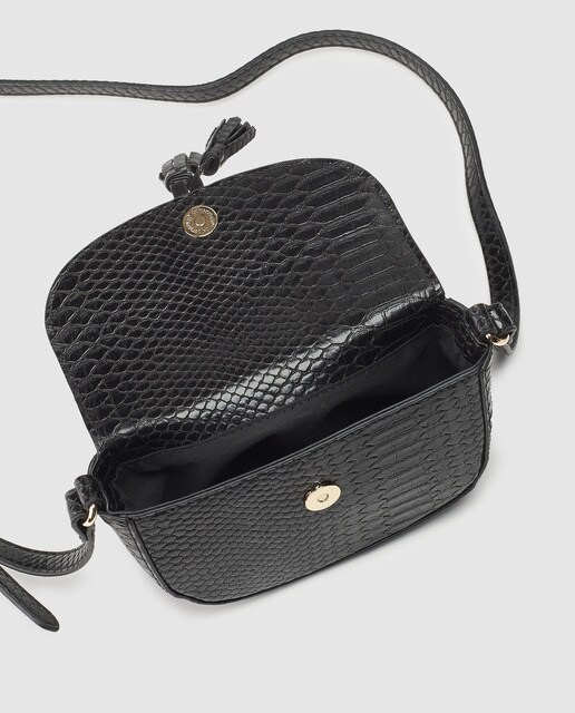 Bandolera mini de mujer El Corte Inglés en negro con grabado de serpiente