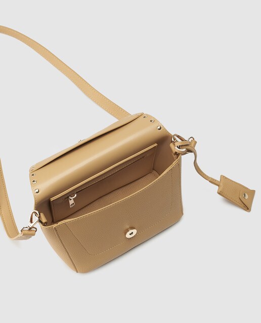 Bandolera mini de mujer El Corte Inglés en camel con tachas