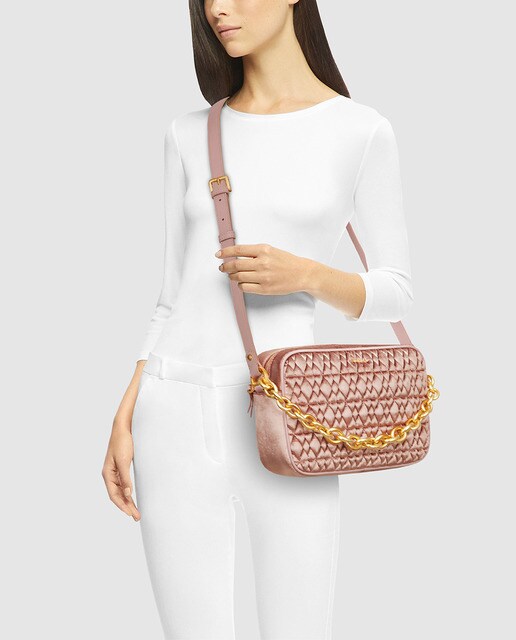 Bandolera pequeña Furla Cometa acolchada de terciopelo nude con cremallera