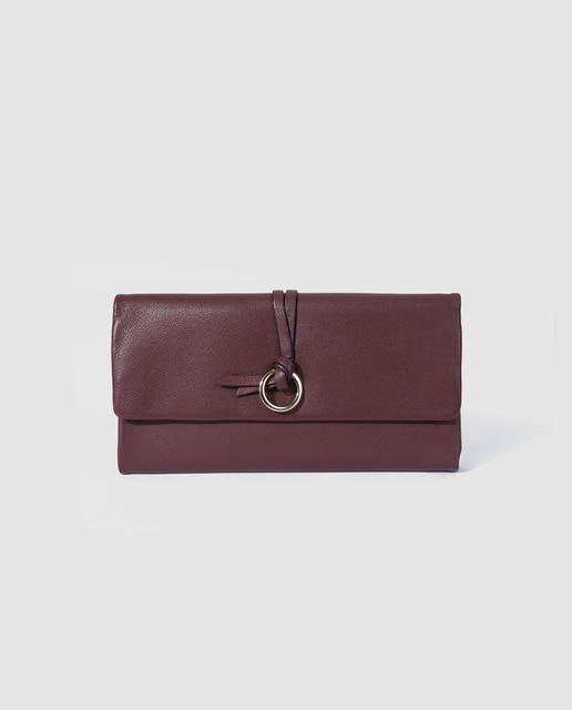 Cartera grande de mujer El Corte Inglés de piel burdeos con solapa y adorno frontal