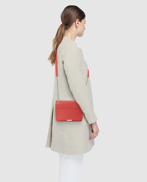 Bandolera pequeña de mujer Furla Gemma de piel coral con solapa