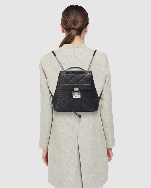 Mochila mediana de mujer Furla Fortuna de piel acolchada en negro